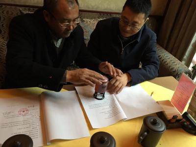 公司總經理與四川農業(yè)大學賴松家教授簽署科研協(xié)議